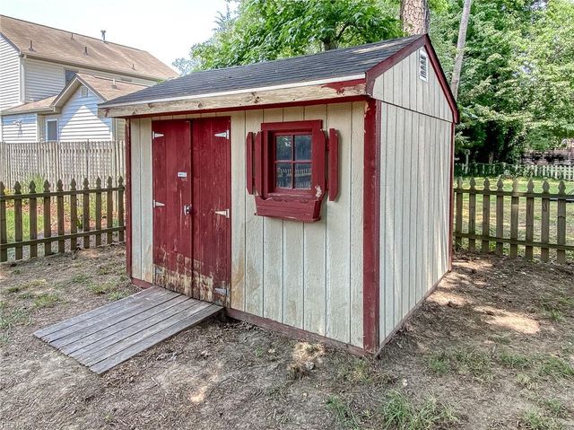 973 Banks LN, Newport News, VA 23608
