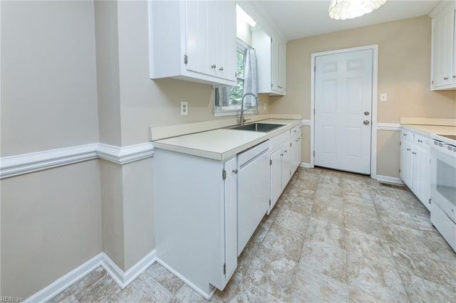 973 Banks LN, Newport News, VA 23608