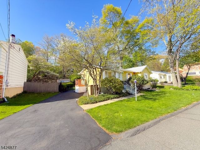 8 Dale Trl, Hopatcong Boro, NJ 07843
