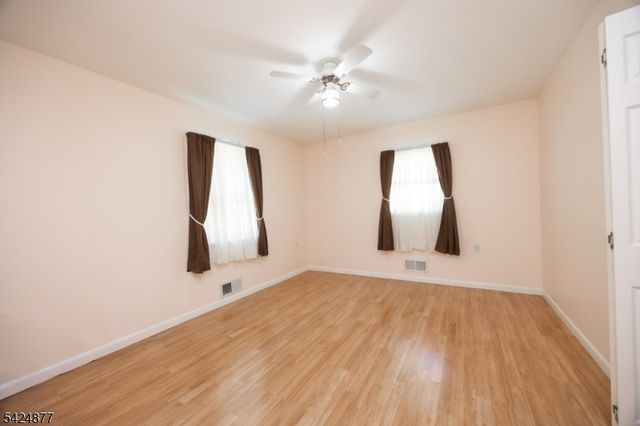 8 Dale Trl, Hopatcong Boro, NJ 07843