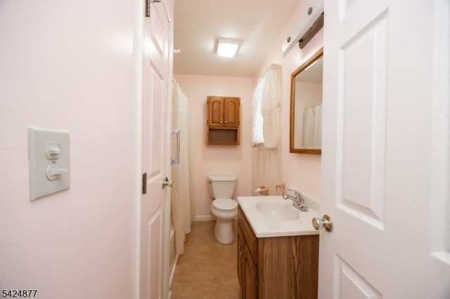 8 Dale Trl, Hopatcong Boro, NJ 07843