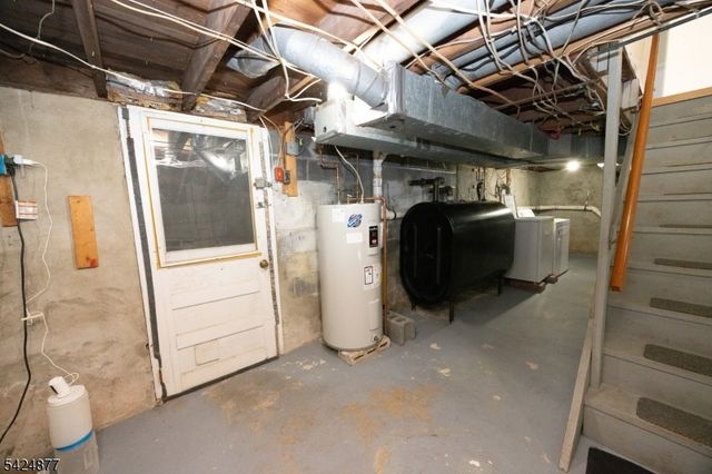 8 Dale Trl, Hopatcong Boro, NJ 07843