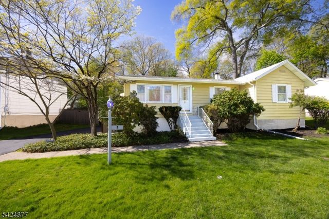 8 Dale Trl, Hopatcong Boro, NJ 07843
