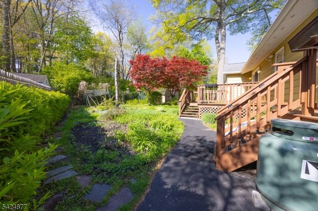 8 Dale Trl, Hopatcong Boro, NJ 07843