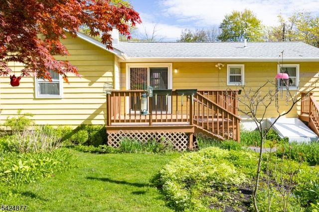 8 Dale Trl, Hopatcong Boro, NJ 07843