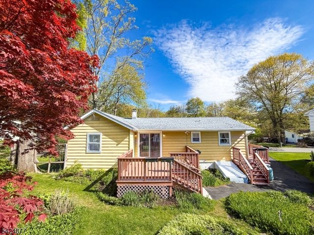 8 Dale Trl, Hopatcong Boro, NJ 07843
