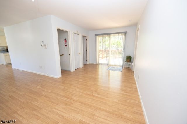 8 Dale Trl, Hopatcong Boro, NJ 07843