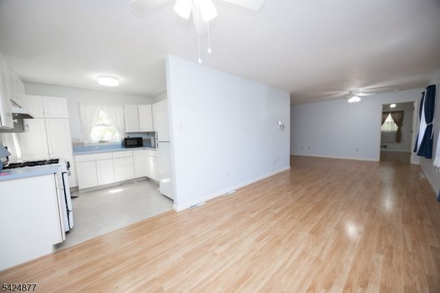 8 Dale Trl, Hopatcong Boro, NJ 07843