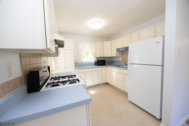 8 Dale Trl, Hopatcong Boro, NJ 07843