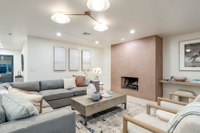 7957 N Village Avenue, Tucson, AZ 85704