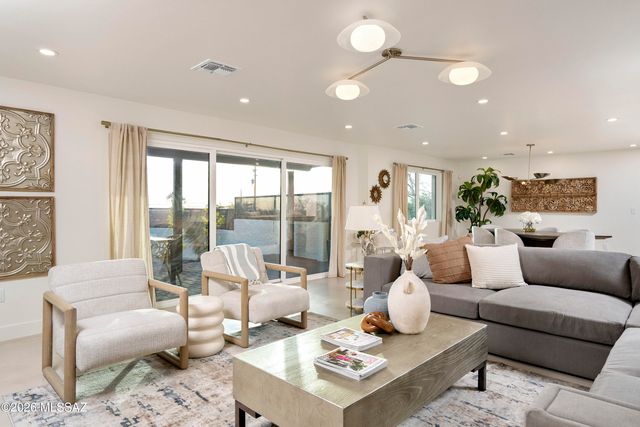 7957 N Village Avenue, Tucson, AZ 85704