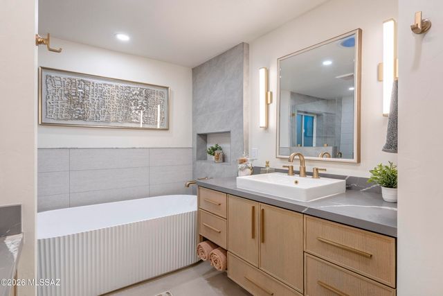 7957 N Village Avenue, Tucson, AZ 85704