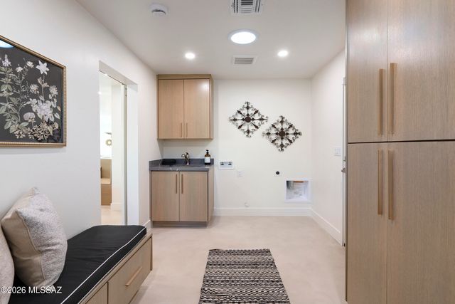 7957 N Village Avenue, Tucson, AZ 85704