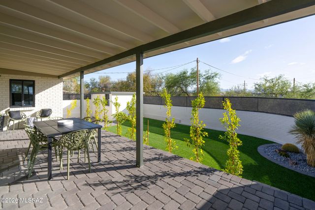 7957 N Village Avenue, Tucson, AZ 85704