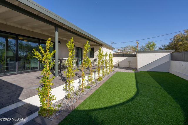 7957 N Village Avenue, Tucson, AZ 85704