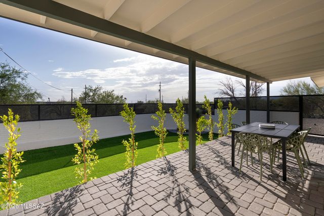 7957 N Village Avenue, Tucson, AZ 85704