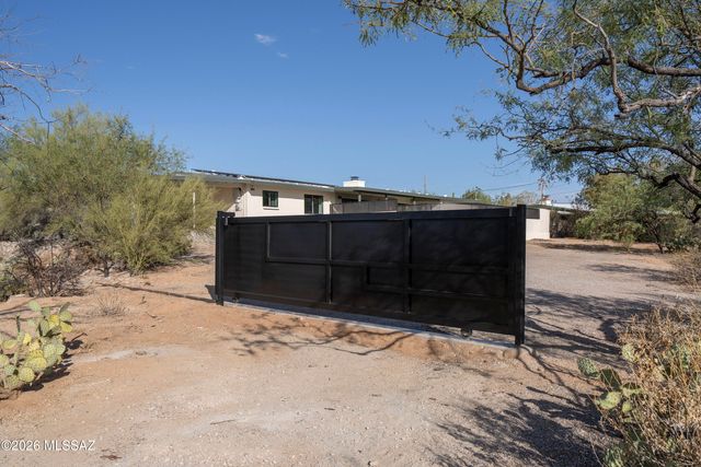 7957 N Village Avenue, Tucson, AZ 85704