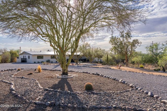 7957 N Village Avenue, Tucson, AZ 85704