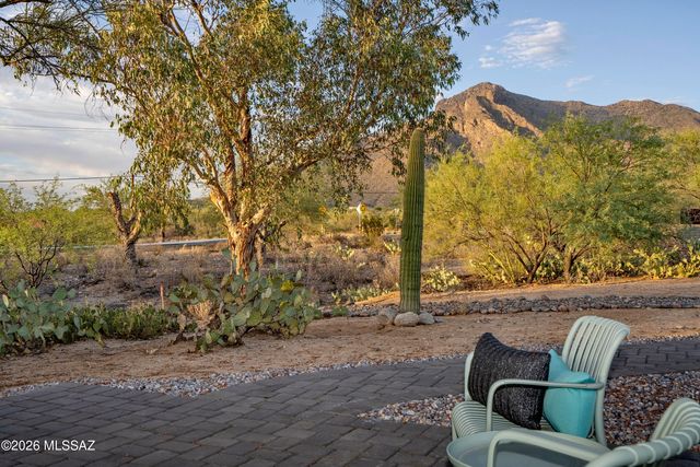 7957 N Village Avenue, Tucson, AZ 85704