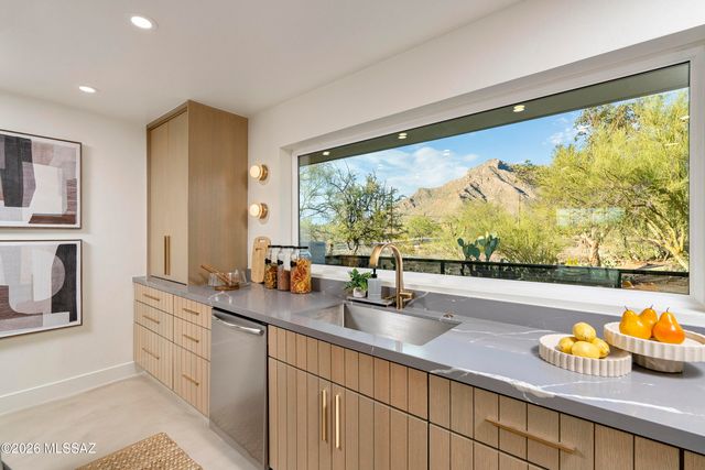 7957 N Village Avenue, Tucson, AZ 85704