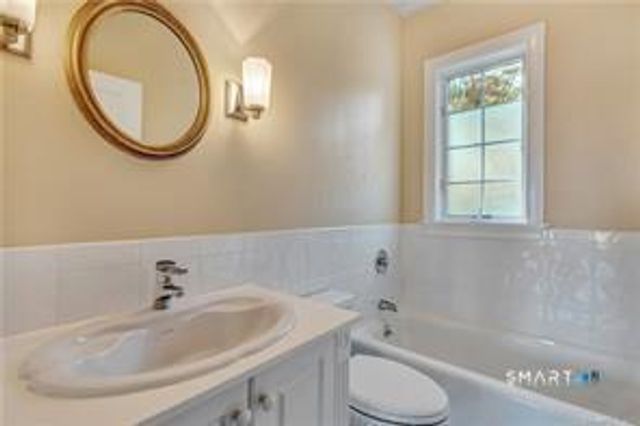 11 North Main Street B, Essex, CT 06426