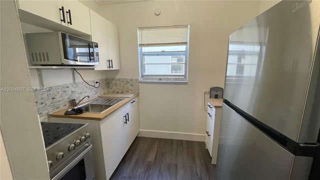 1043 NW 2nd St 9, Miami, FL 33128