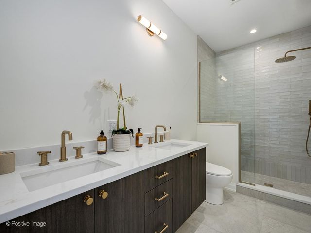 1821 N Kimball Avenue 2F, Chicago, IL 60647