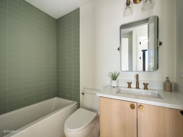 1821 N Kimball Avenue 2F, Chicago, IL 60647