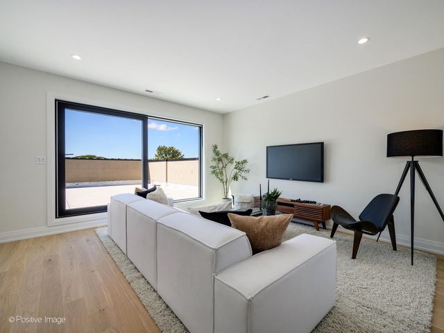 1821 N Kimball Avenue 2F, Chicago, IL 60647
