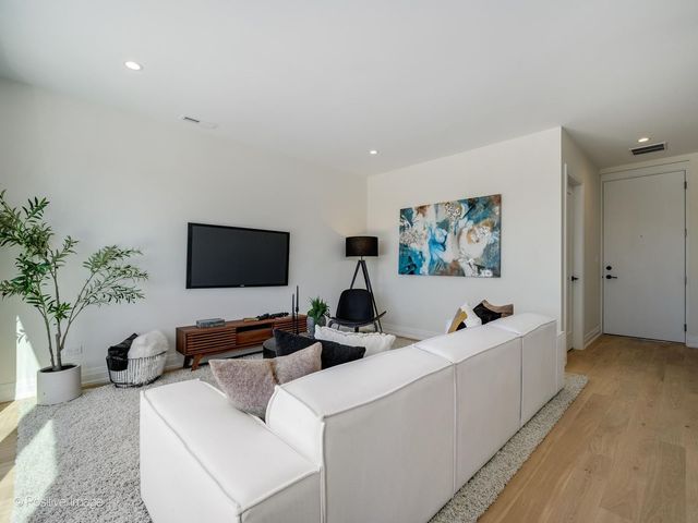 1821 N Kimball Avenue 2F, Chicago, IL 60647