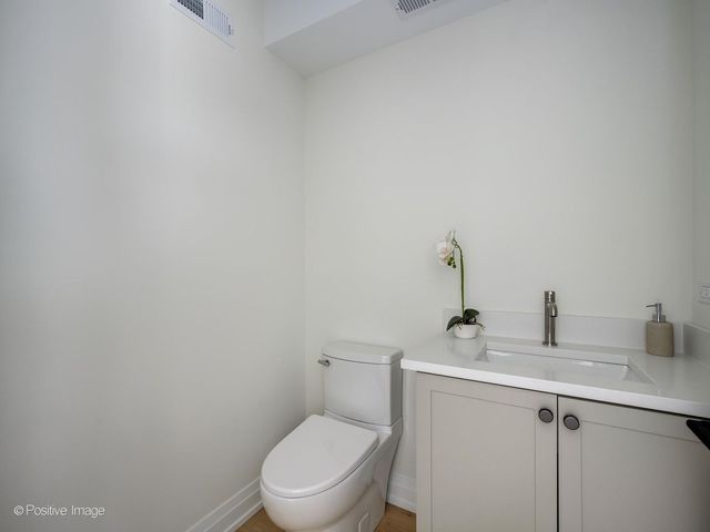 1821 N Kimball Avenue 2F, Chicago, IL 60647
