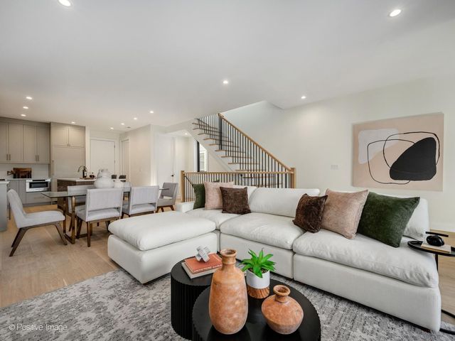 1821 N Kimball Avenue 2F, Chicago, IL 60647