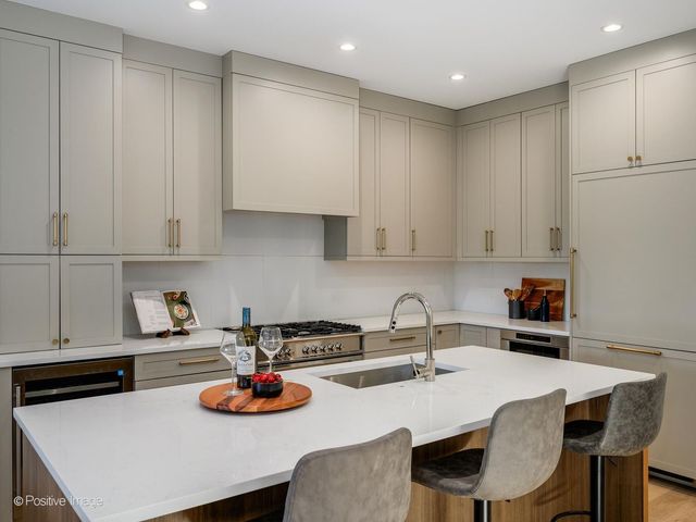 1821 N Kimball Avenue 2F, Chicago, IL 60647