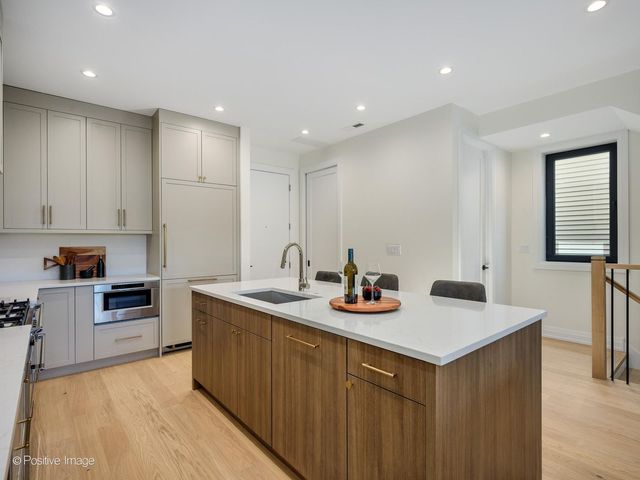1821 N Kimball Avenue 2F, Chicago, IL 60647