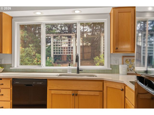 1995 GREINER St, Eugene, OR 97405