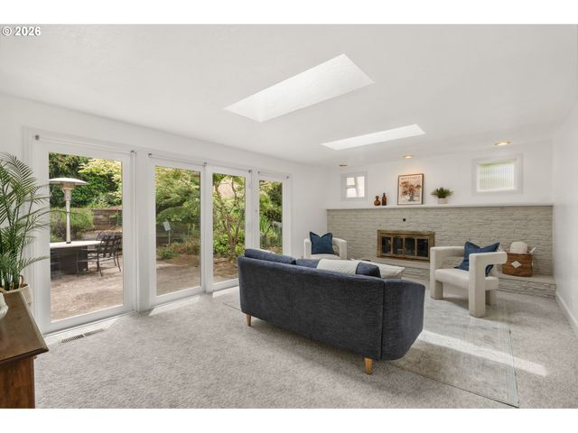 1995 GREINER St, Eugene, OR 97405