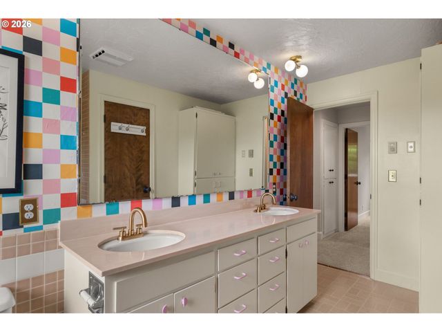 1995 GREINER St, Eugene, OR 97405