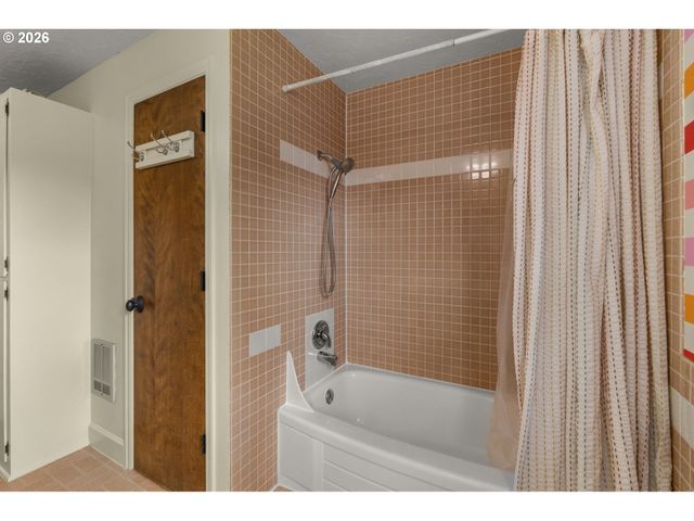 1995 GREINER St, Eugene, OR 97405
