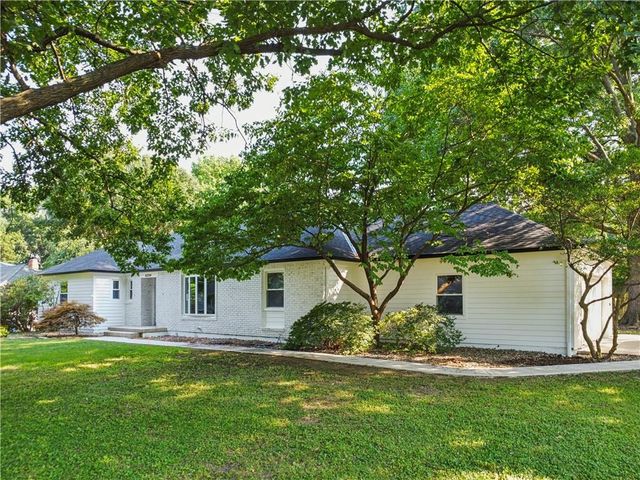 8224 Linden Drive, Prairie Village, KS 66208
