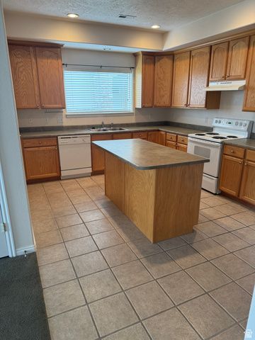 7237 S BRITTANY TOWN DR, West Jordan, UT 84084