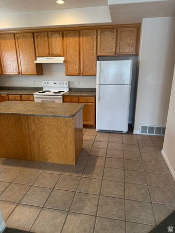 7237 S BRITTANY TOWN DR, West Jordan, UT 84084