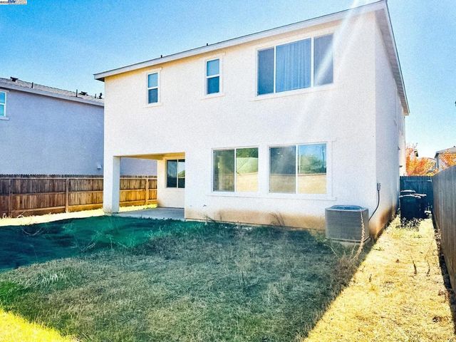 2409 Explorador Dr, Merced, CA 95340