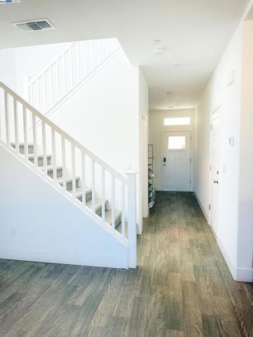 2409 Explorador Dr, Merced, CA 95340