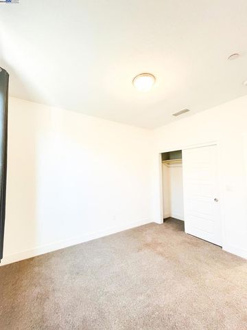 2409 Explorador Dr, Merced, CA 95340