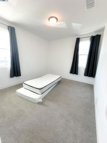 2409 Explorador Dr, Merced, CA 95340