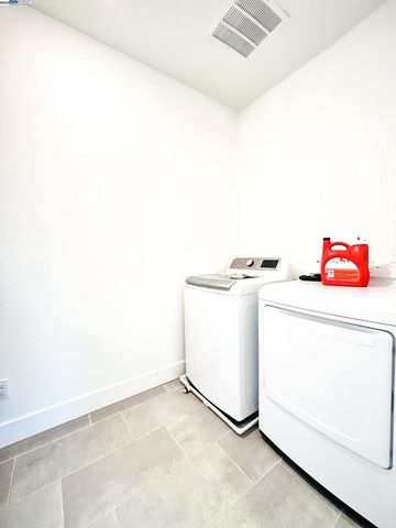 2409 Explorador Dr, Merced, CA 95340