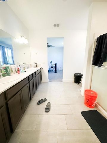 2409 Explorador Dr, Merced, CA 95340