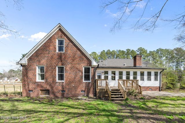 594 Whitestocking Road, Burgaw, NC 28425