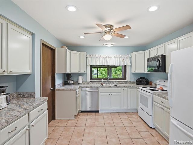 37843 Emery Street, Clinton Township, MI 48036