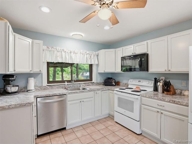 37843 Emery Street, Clinton Township, MI 48036